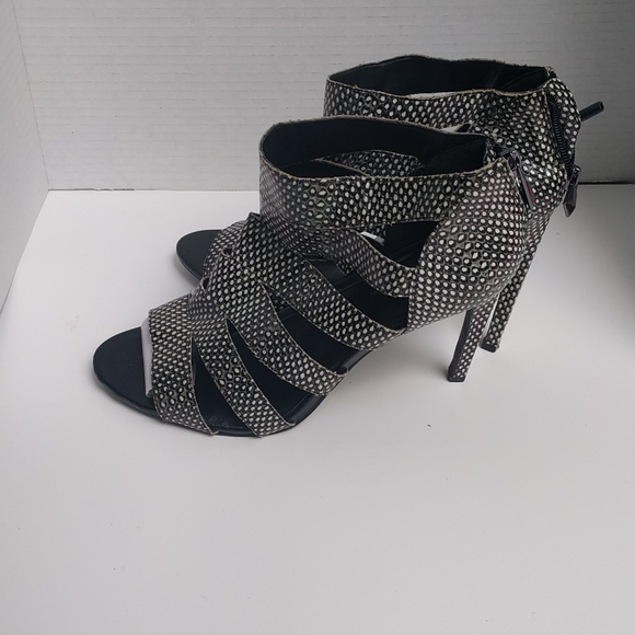 👠👠 Blsck /white heels sandals by BCBG 👠👠🍀🍀🍀